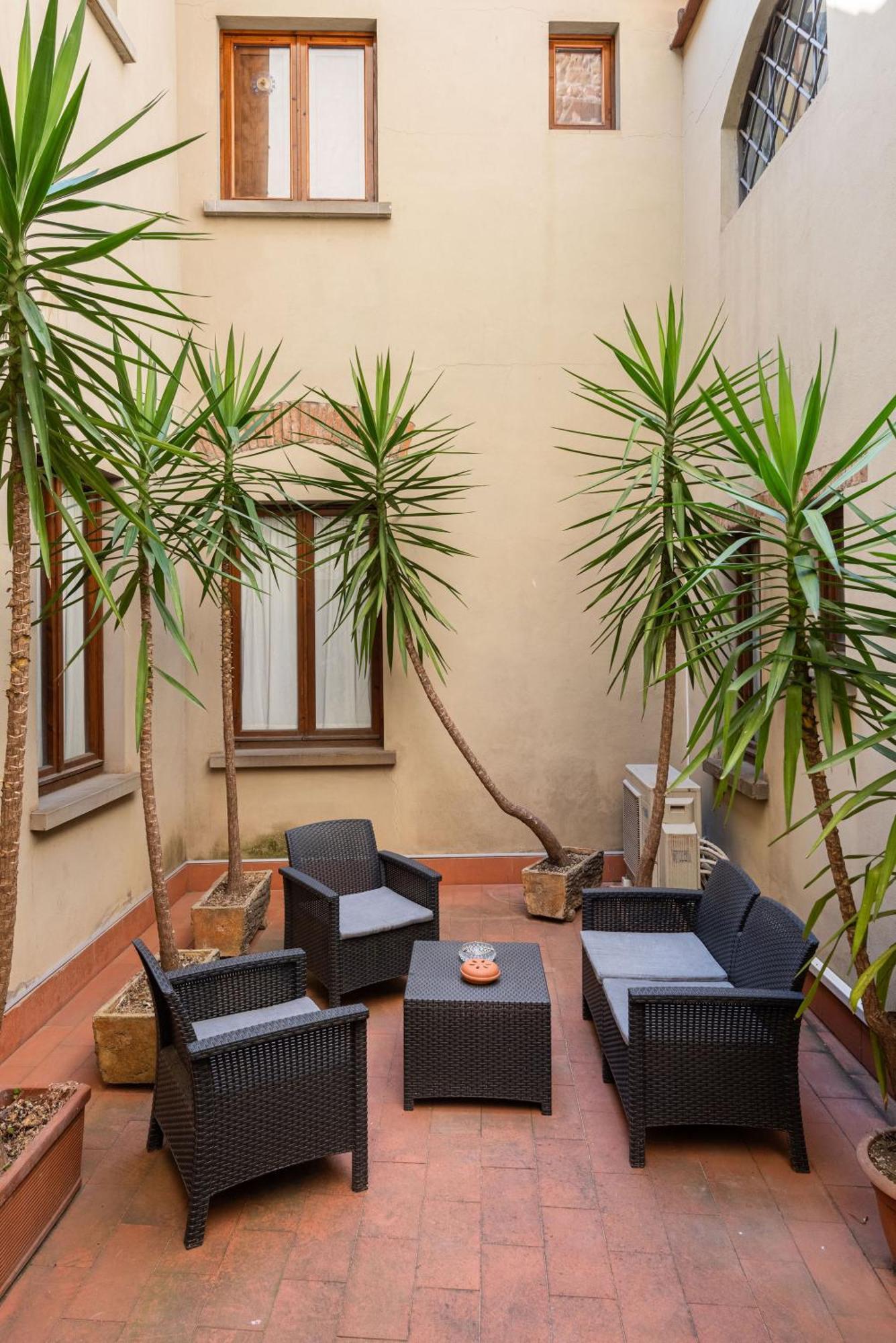 Signoria Apartment With Patio Florens Exteriör bild