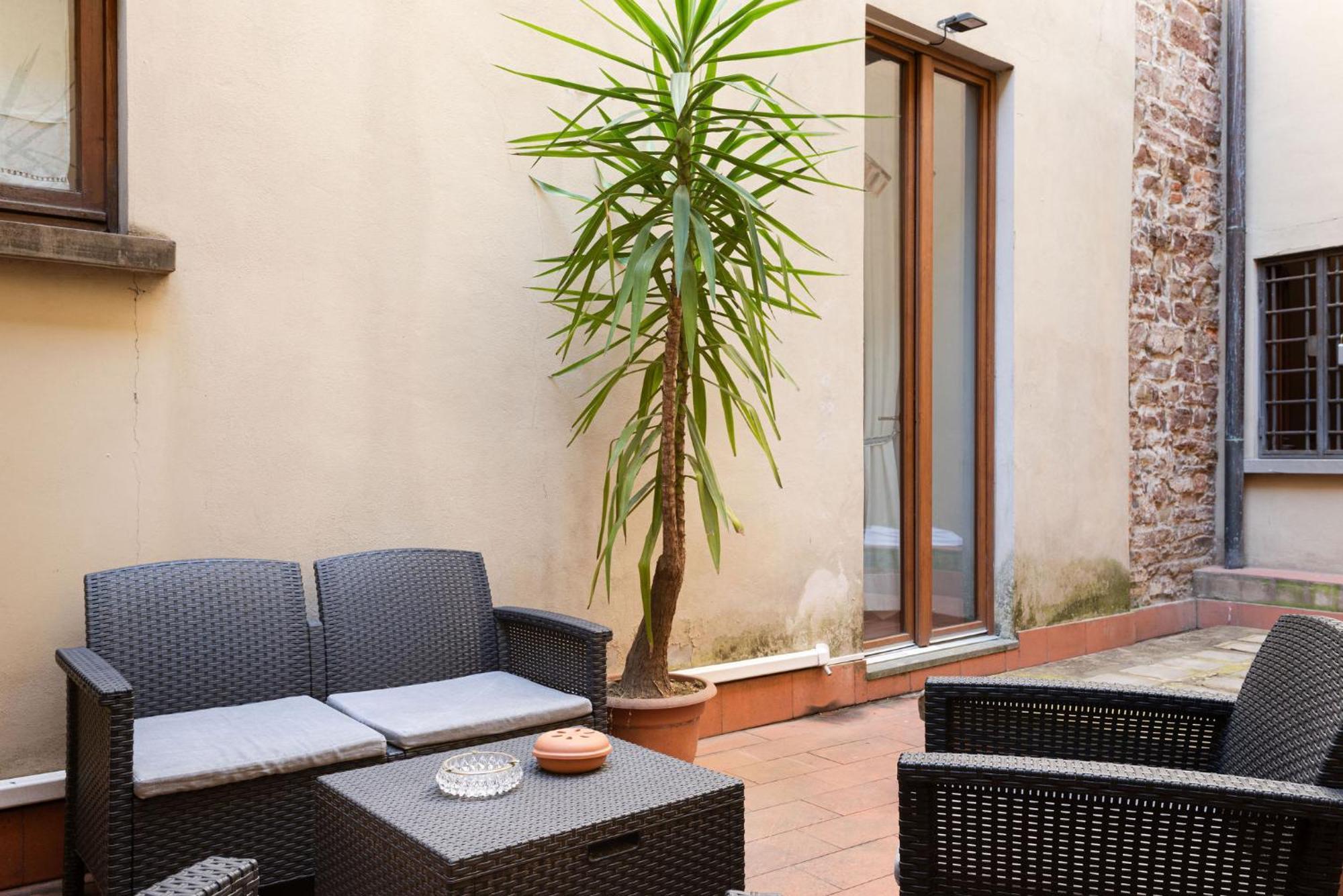 Signoria Apartment With Patio Florens Exteriör bild