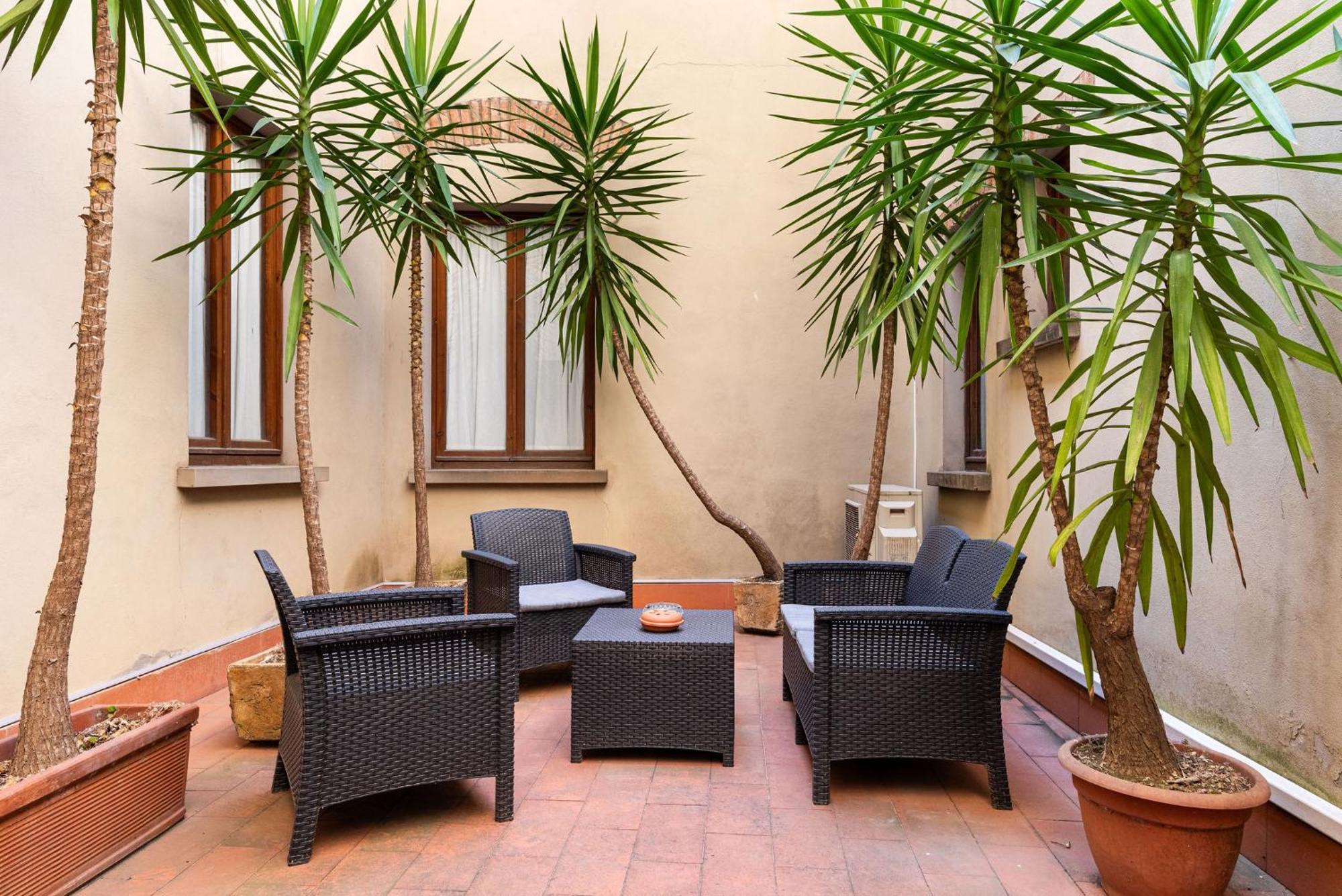 Signoria Apartment With Patio Florens Exteriör bild